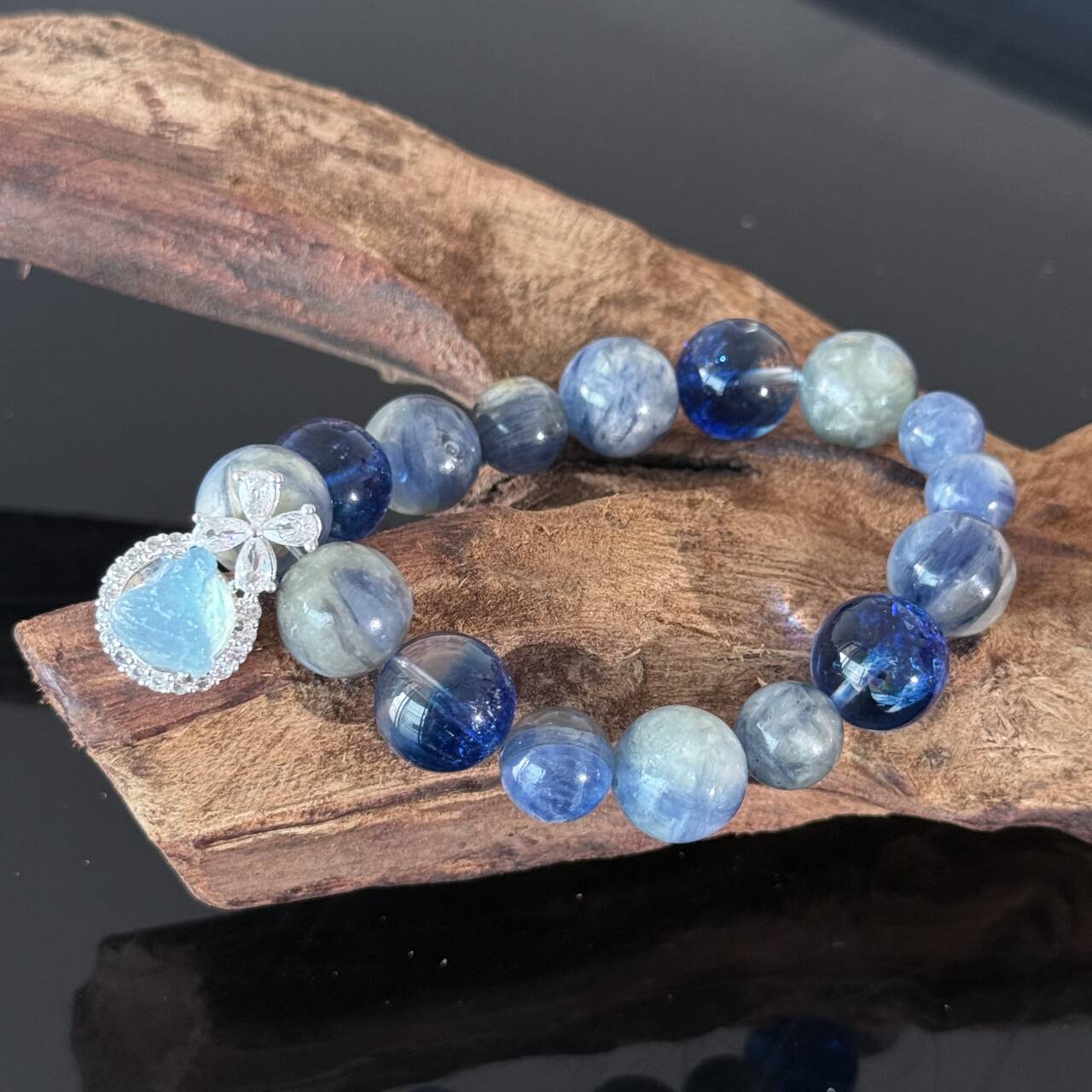 Blue Aquamarine & Kyanite Beaded Bracelet with Crystal Heart Pendant – Ocean-Inspired Healing Jewelry