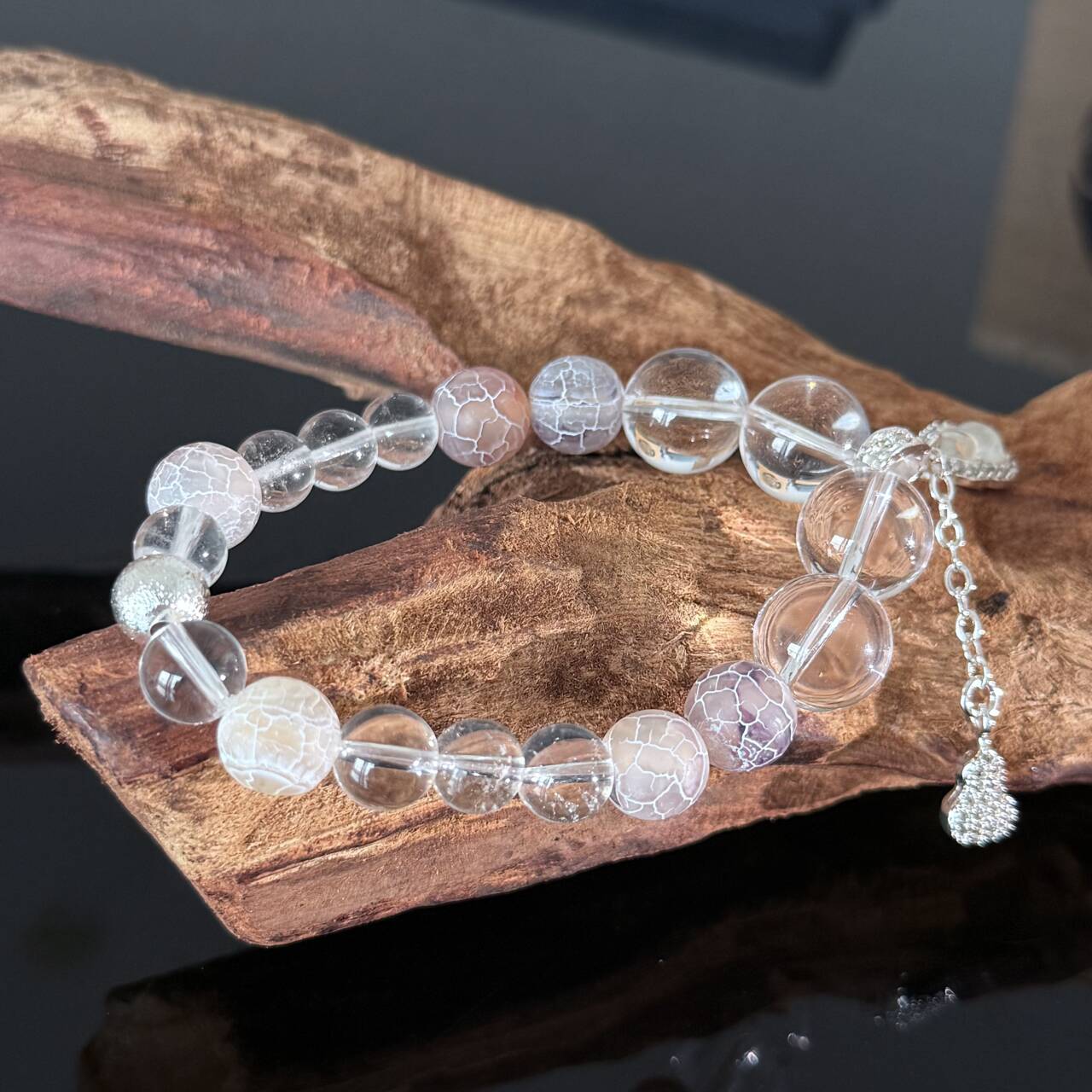 Clear Quartz & Frosted Crackle Agate Bracelet with Silver Charm – Healing Crystal Stretch Manual Bracelet
