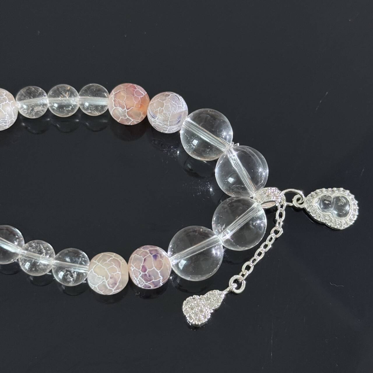 Clear Quartz & Frosted Crackle Agate Bracelet with Silver Charm – Healing Crystal Stretch Manual Bracelet