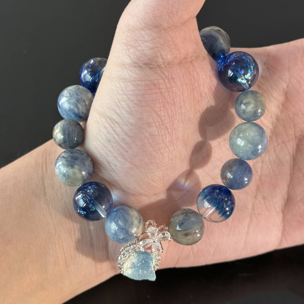 Blue Aquamarine & Kyanite Beaded Bracelet with Crystal Heart Pendant – Ocean-Inspired Healing Jewelry