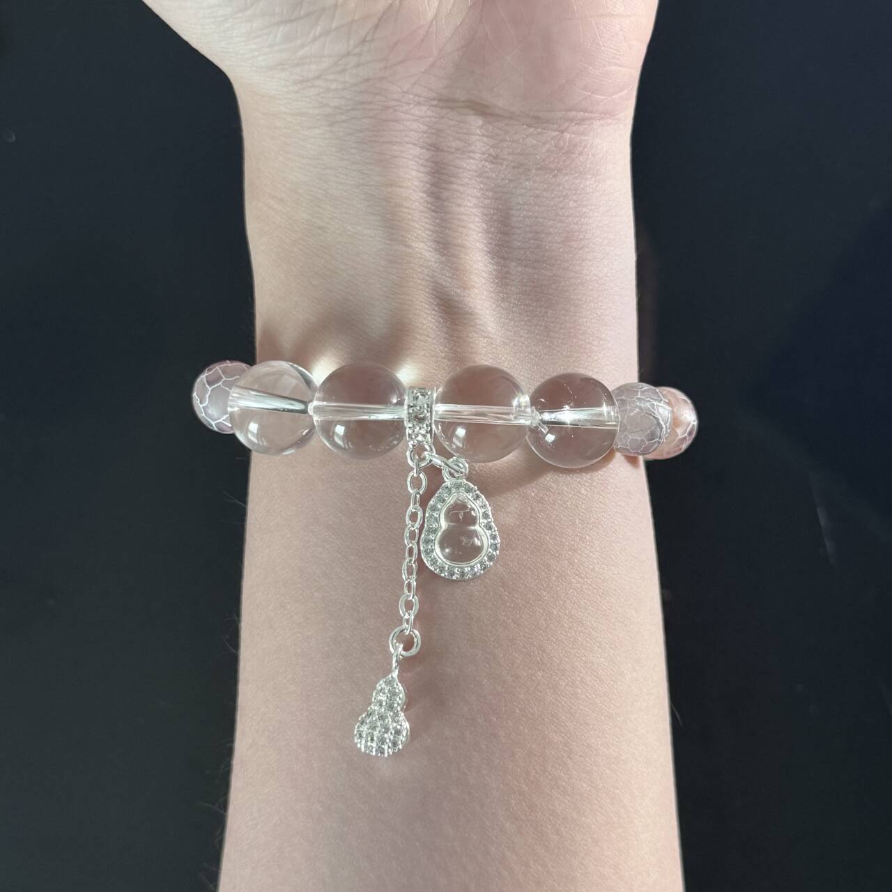 Clear Quartz & Frosted Crackle Agate Bracelet with Silver Charm – Healing Crystal Stretch Manual Bracelet