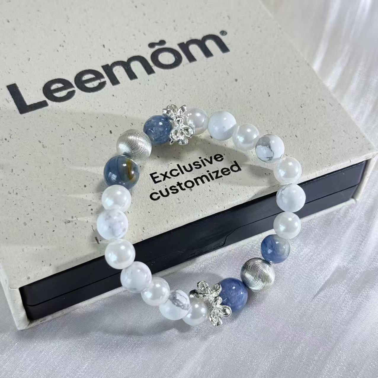 Blue Kyanite White Howlite Pearl Bow Beaded Bracelet, Calming Energy Crystal Bracelet for Women, Dainty Daily Wear Jewelry Gift