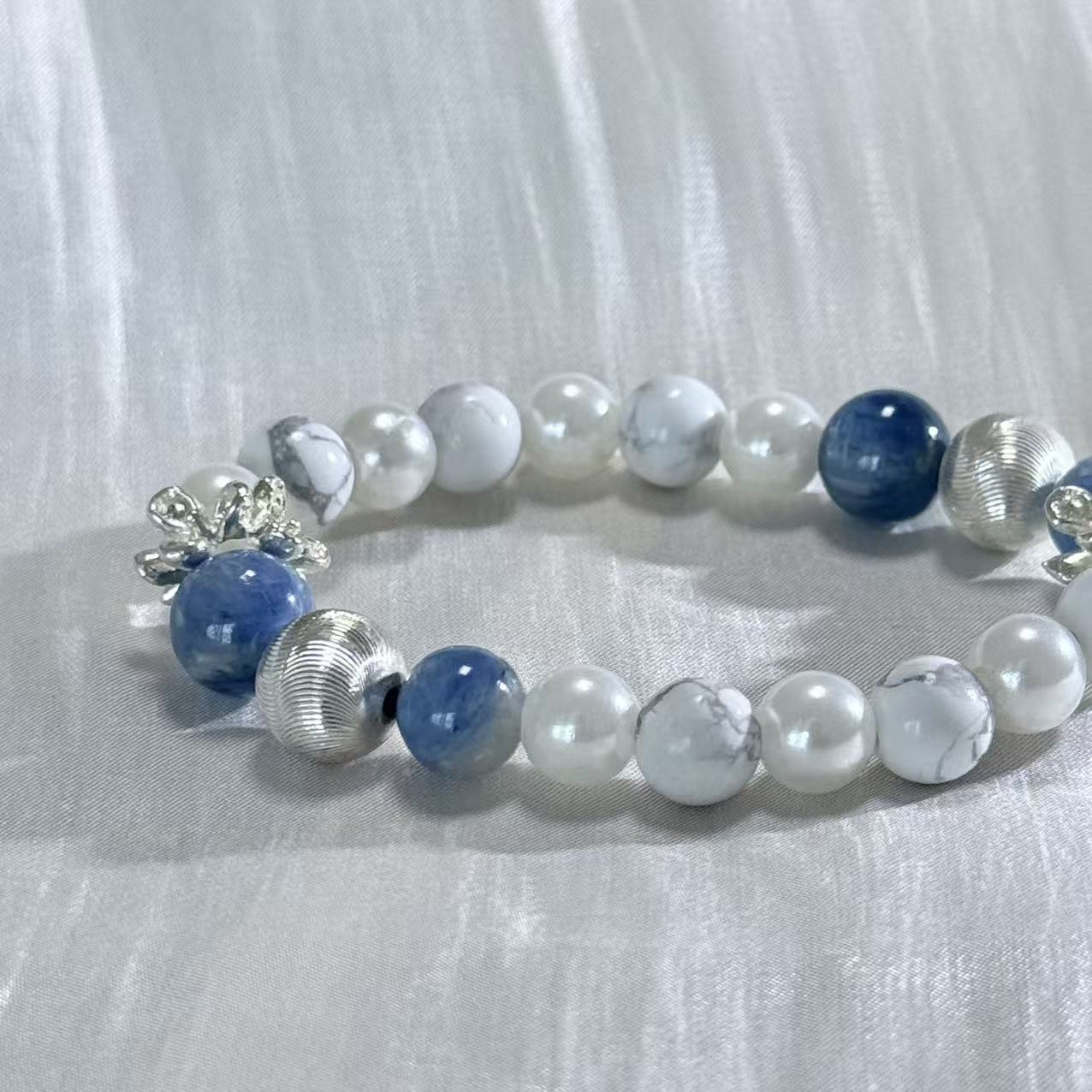 Blue Kyanite White Howlite Pearl Bow Beaded Bracelet, Calming Energy Crystal Bracelet for Women, Dainty Daily Wear Jewelry Gift
