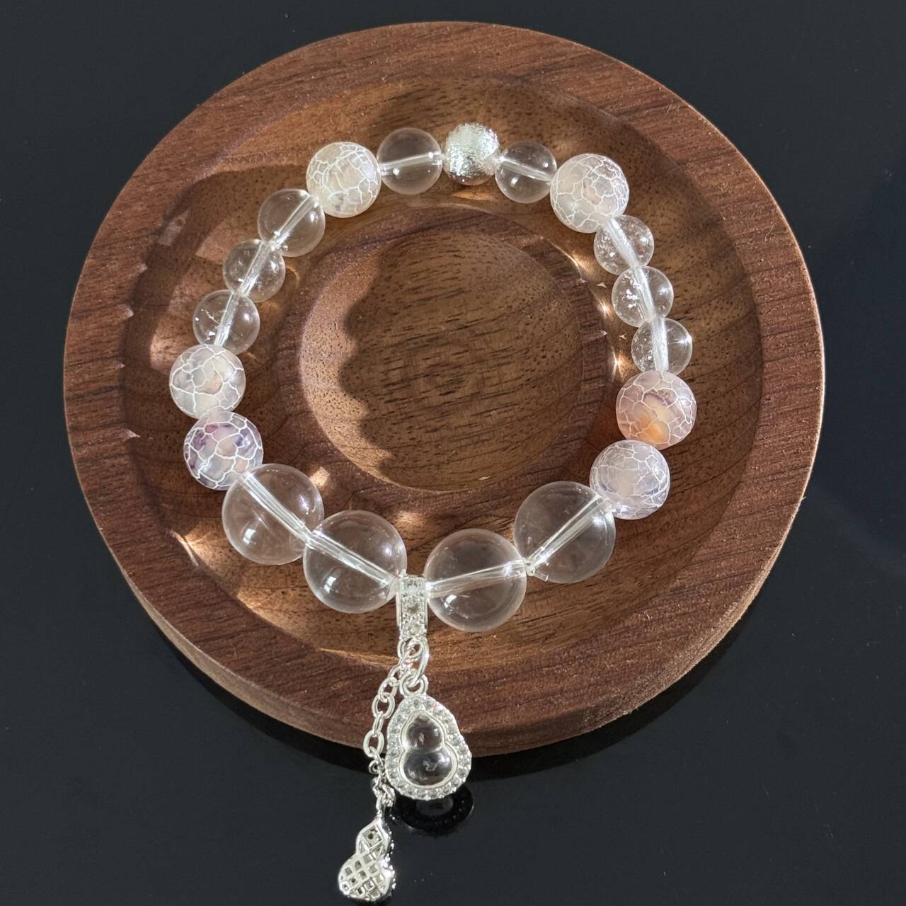 Clear Quartz & Frosted Crackle Agate Bracelet with Silver Charm – Healing Crystal Stretch Manual Bracelet