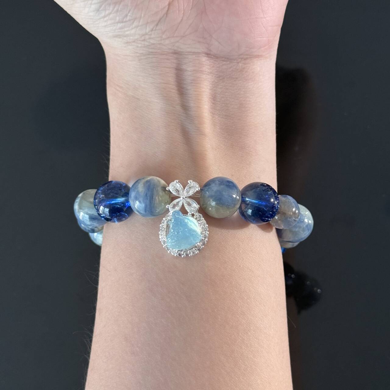 Blue Aquamarine & Kyanite Beaded Bracelet with Crystal Heart Pendant – Ocean-Inspired Healing Jewelry